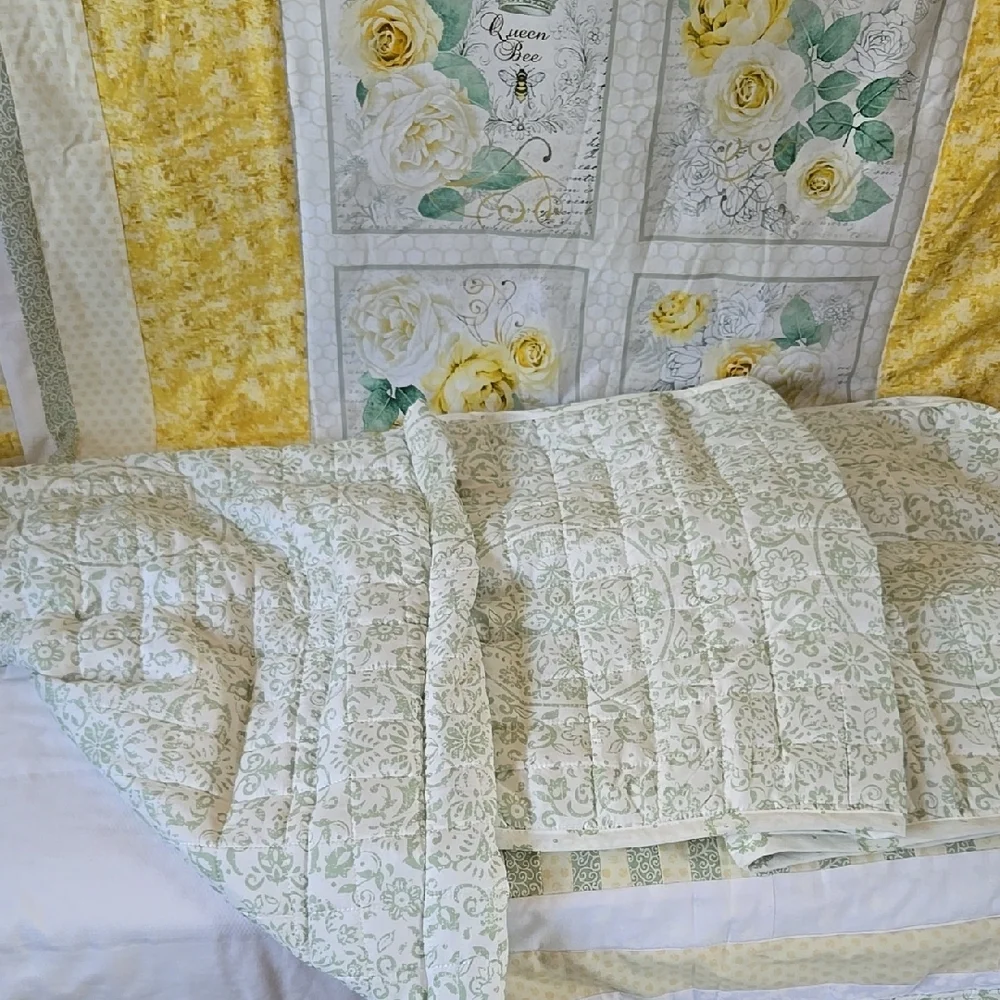 Cheerful Yellow and White Quilt with Decorative Patterns